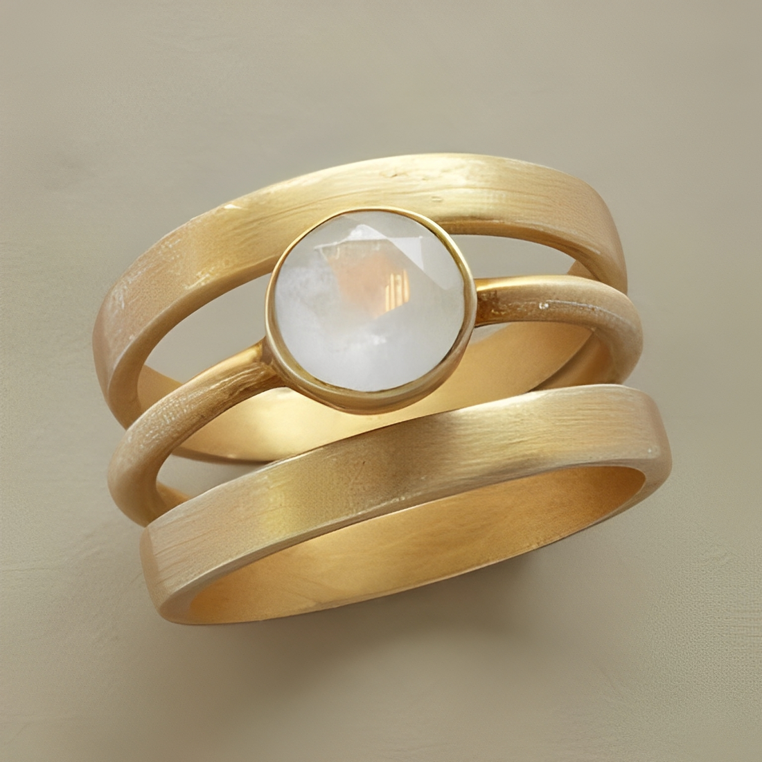 Jaira – Vintage-Goldring mit eingebautem Mondstein