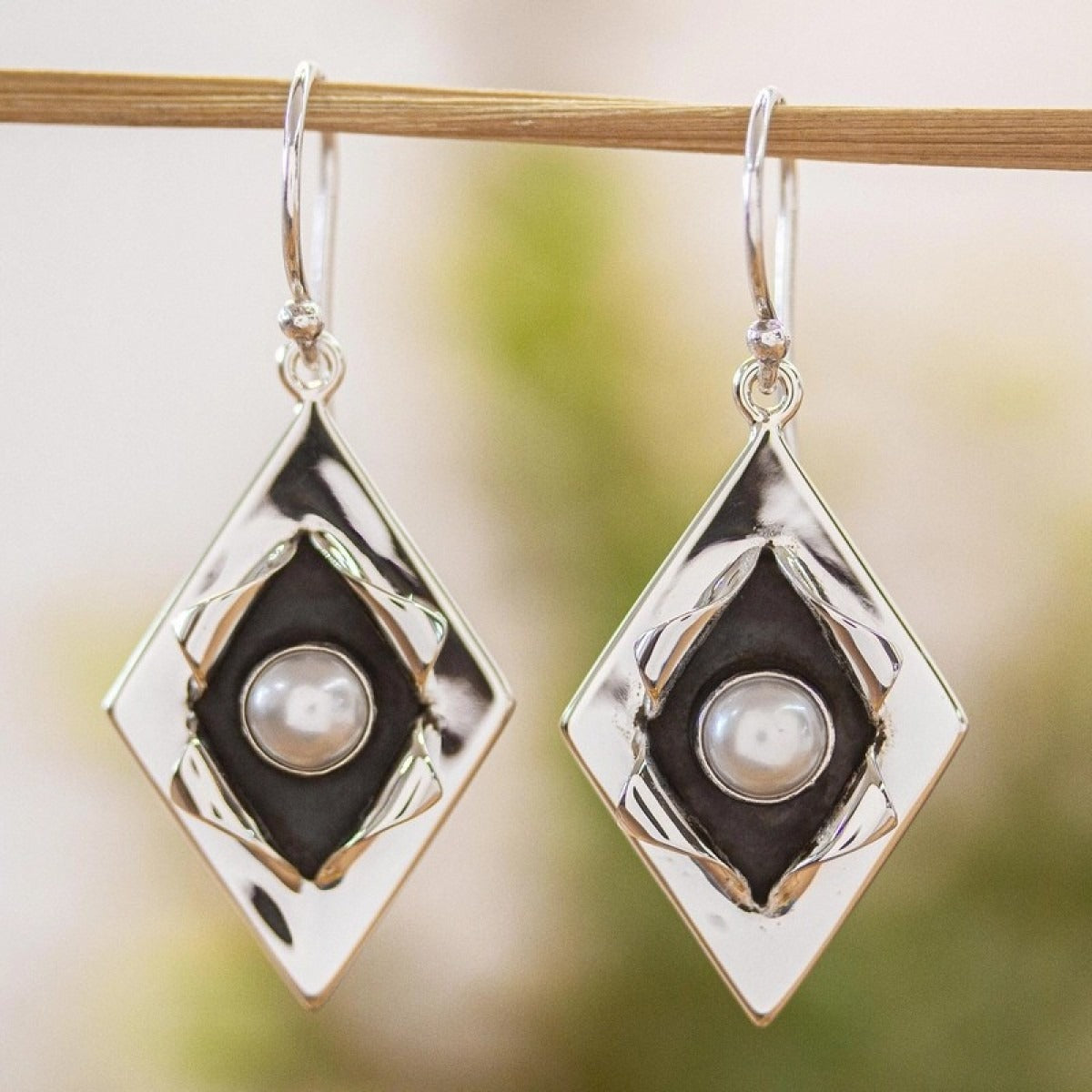 Nova – Vintage-Ohrringe mit Perlen und stilvollem Silber