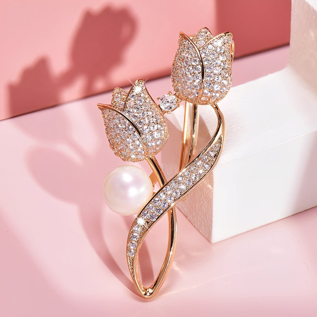 Jackie – Elegante Brosche in Tulpenform