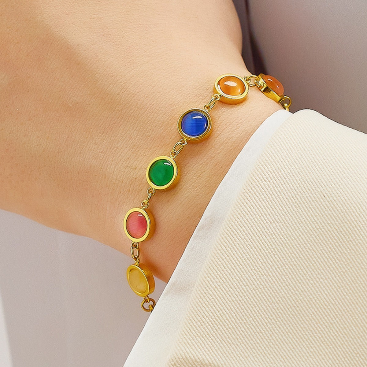 Maisie – Goldenes Armband mit buntem Stein