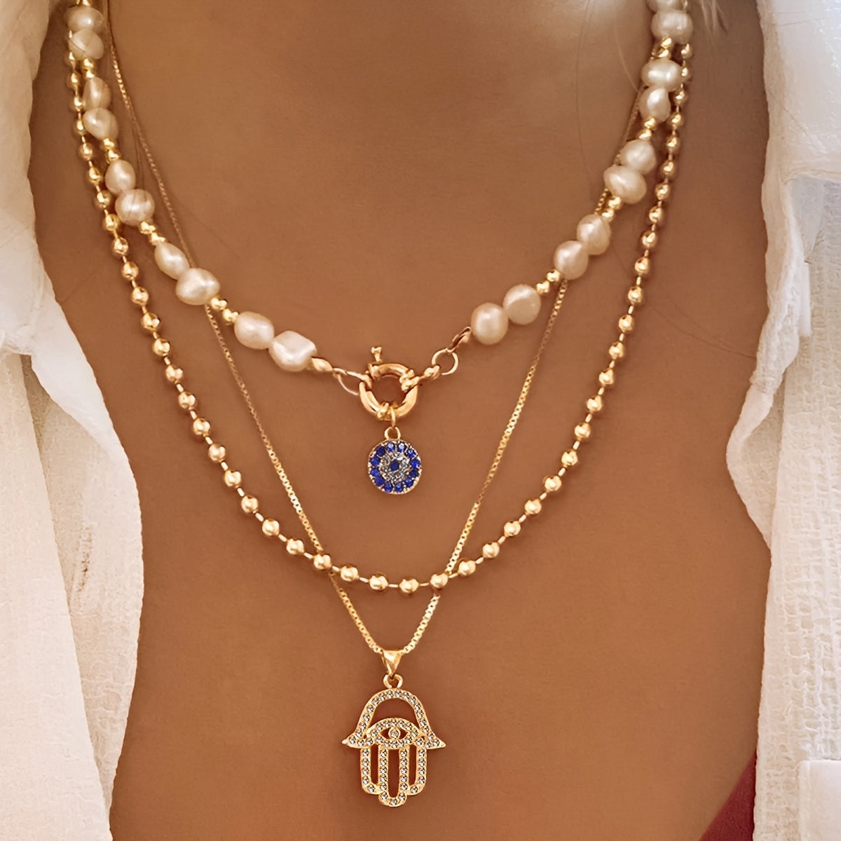 Nadia – Halskette mit mehreren Perlenreihen und Hamsa-Hand