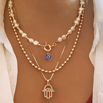 Nadia – Halskette mit mehreren Perlenreihen und Hamsa-Hand