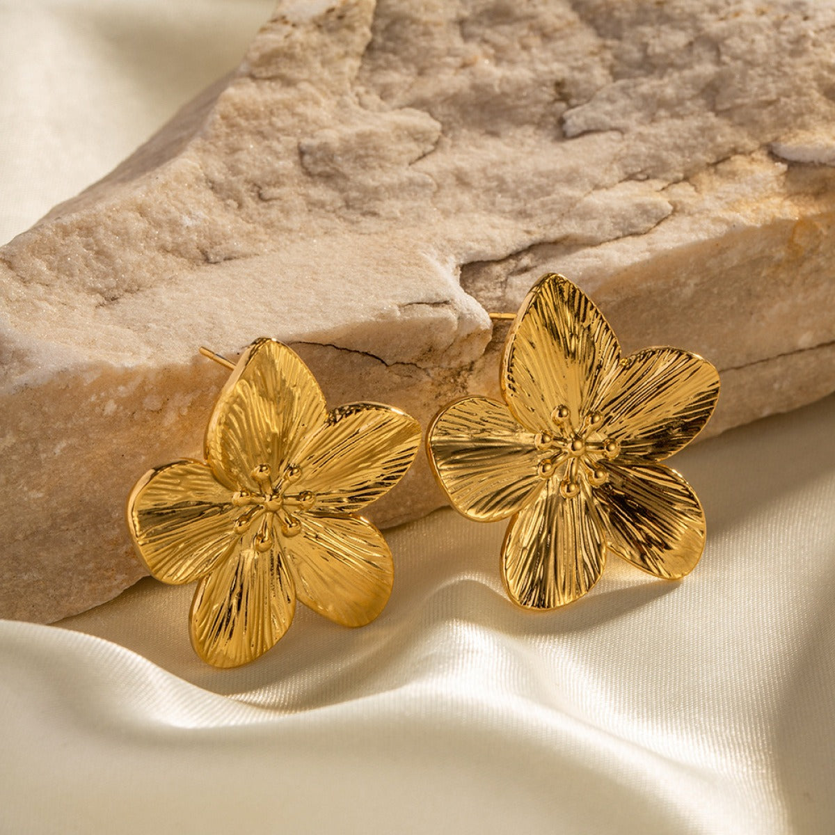 Rianne – Blumenohrringe in Gold