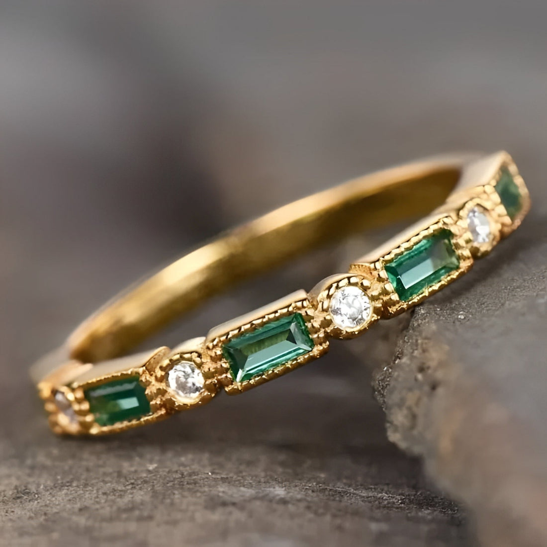 Sana – Vintage-Ring mit grünem Akzent