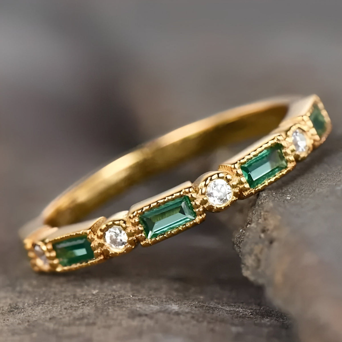 Sana – Vintage-Ring mit grünem Akzent