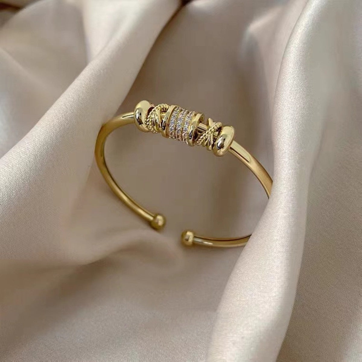 Amalia – Anpassbares Armband mit goldenen Charms