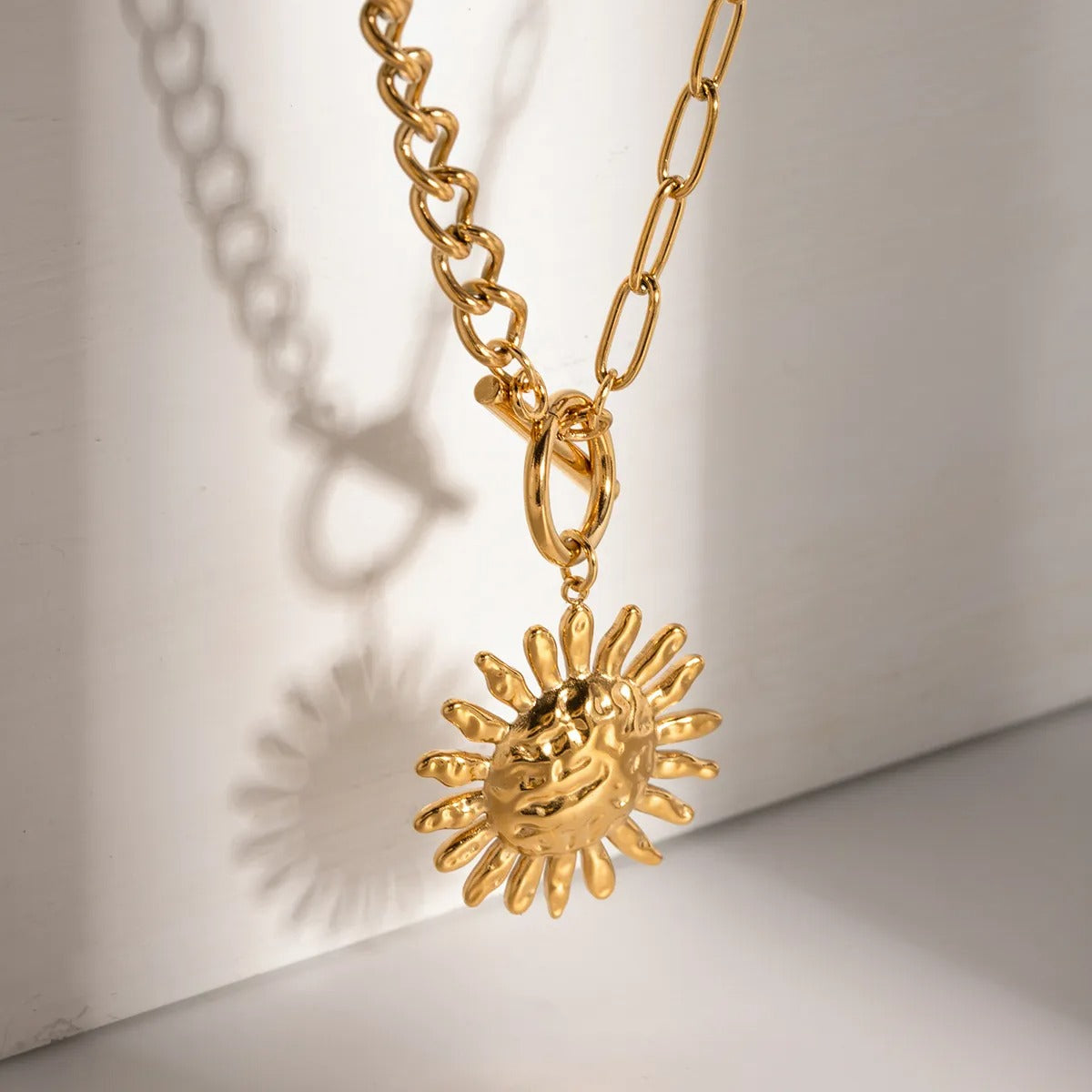 Milly – Aussage-Halskette mit goldener Sonnenblume