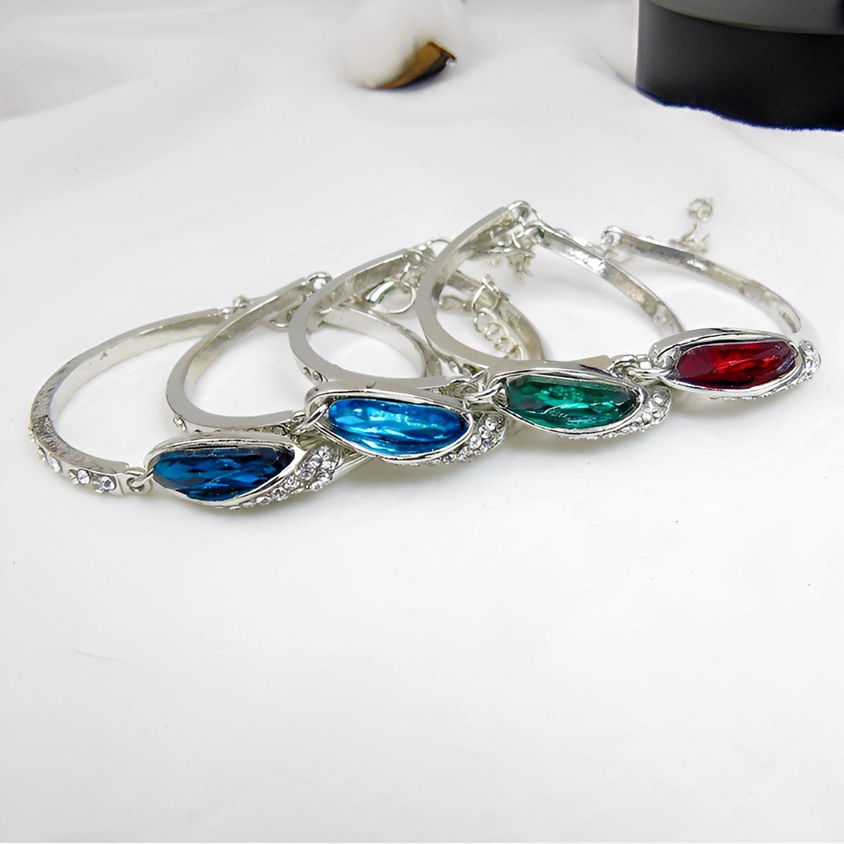Miku – Stilvolles Armband verziert mit Saphiren