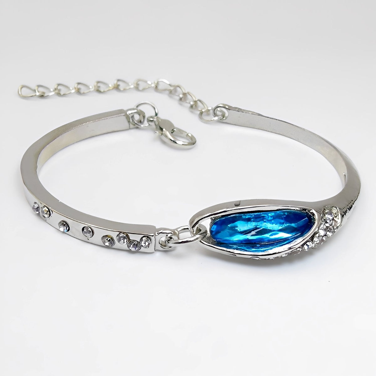Miku – Stilvolles Armband verziert mit Saphiren