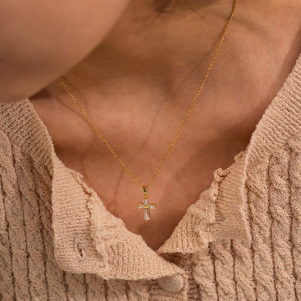 Mae – Elegante Halskette mit Kreuzanhänger