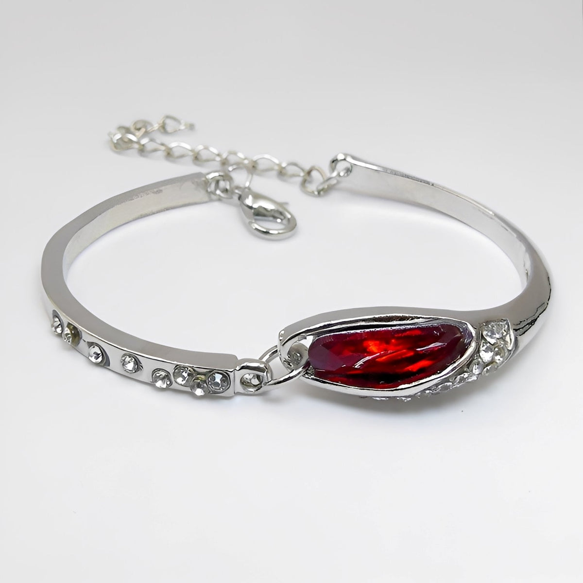 Miku – Stilvolles Armband verziert mit Saphiren