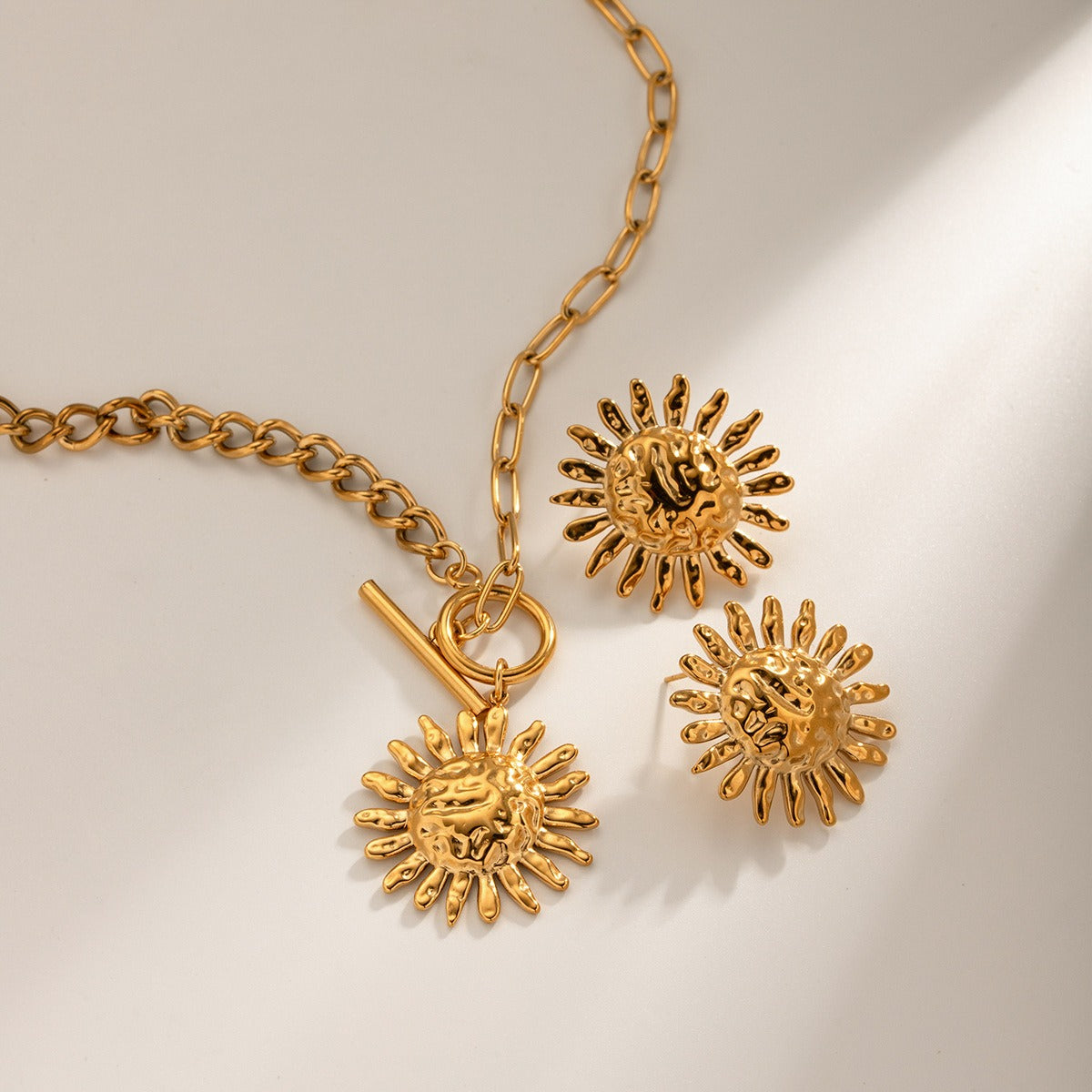 Milly – Aussage-Halskette mit goldener Sonnenblume