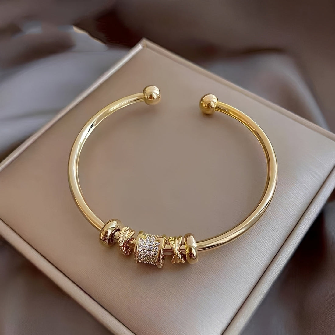 Amalia – Anpassbares Armband mit goldenen Charms