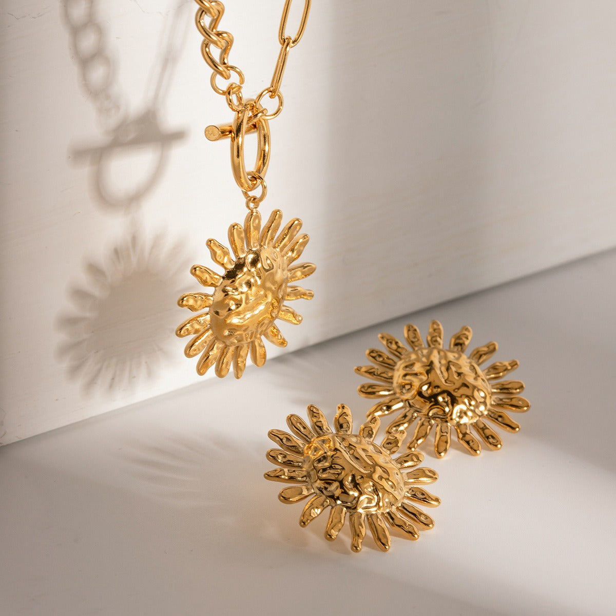 Milly – Aussage-Halskette mit goldener Sonnenblume