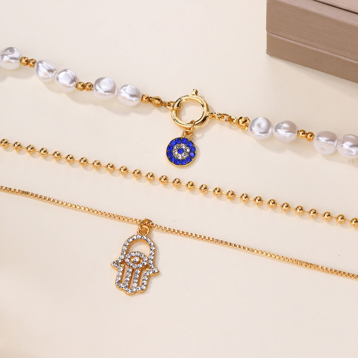 Jade – Mehrschichtige Perlenkette mit Hamsa