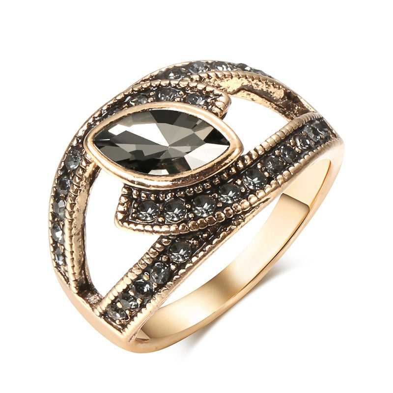 Amena – Stilvoller Ring mit schwarzem Akzent