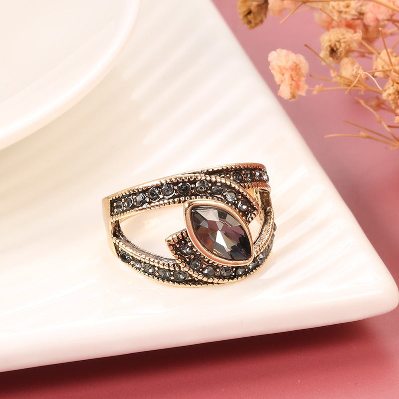 Amena – Stilvoller Ring mit schwarzem Akzent