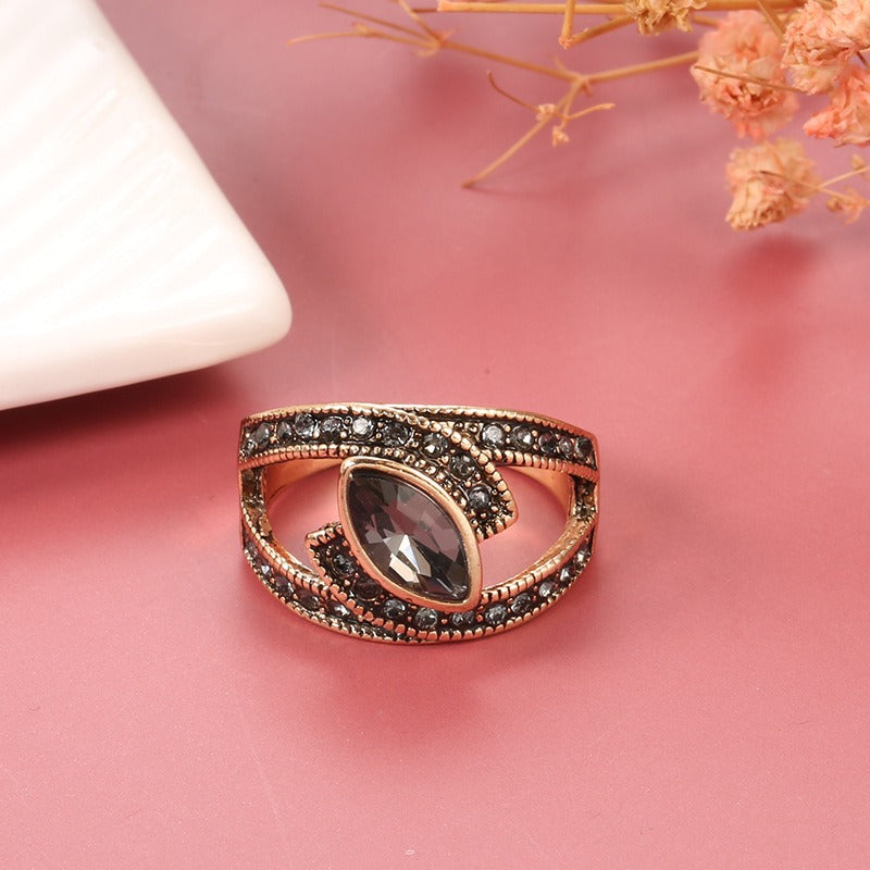 Amena – Stilvoller Ring mit schwarzem Akzent