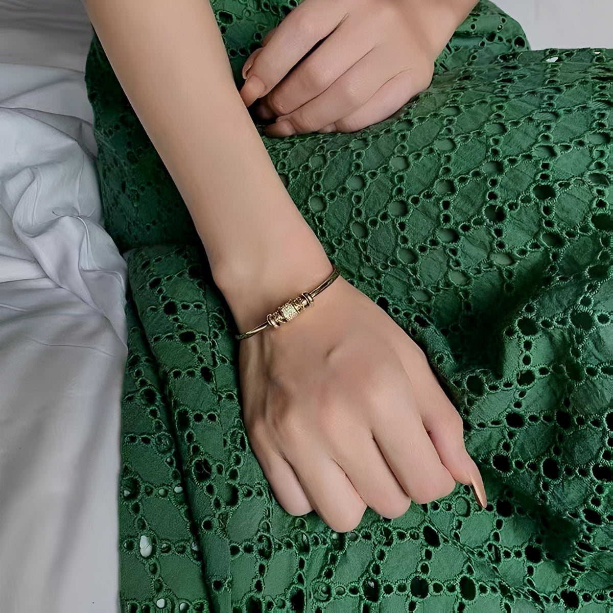 Amalia – Anpassbares Armband mit goldenen Charms