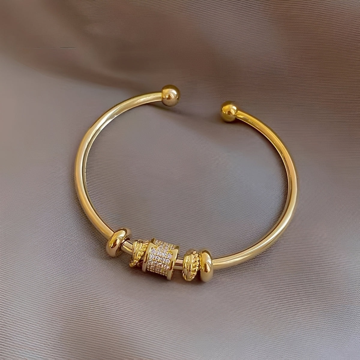 Amalia – Anpassbares Armband mit goldenen Charms