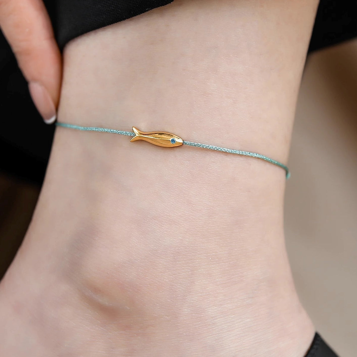 Solara – Zartes Glitzer-Fußarmband