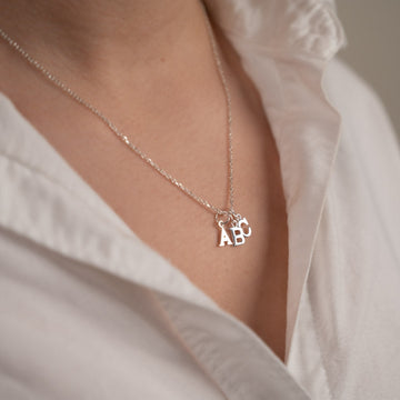 Nadia - Buchstabenanhänger in Silber