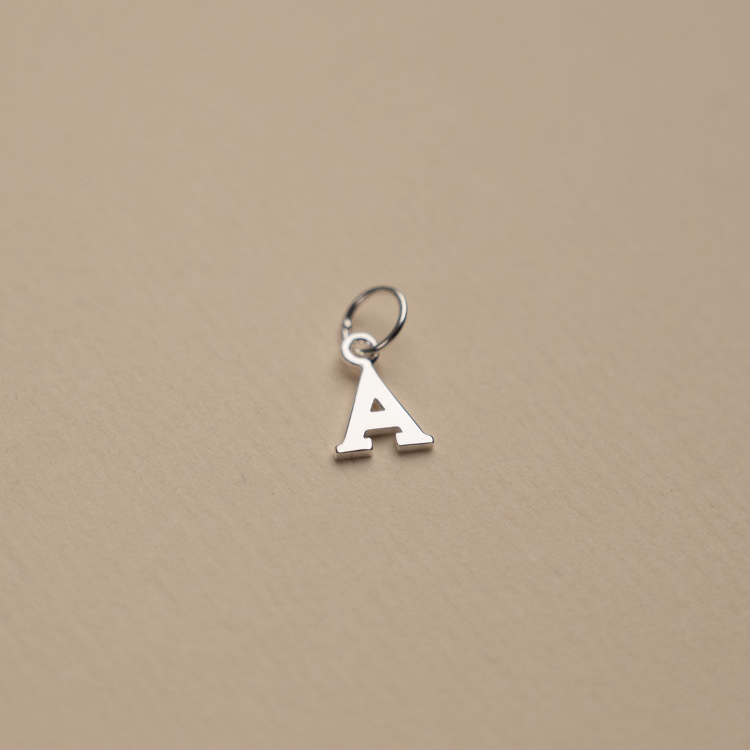 Nadia - Buchstabenanhänger in Silber