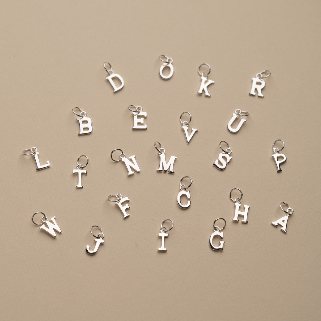 Nadia - Buchstabenanhänger in Silber