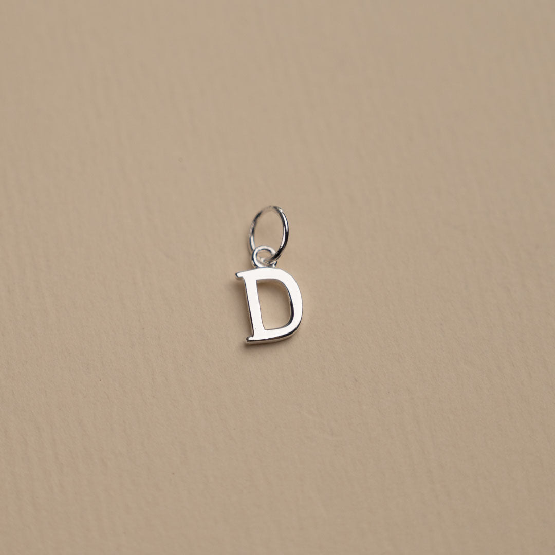Nadia - Buchstabenanhänger in Silber