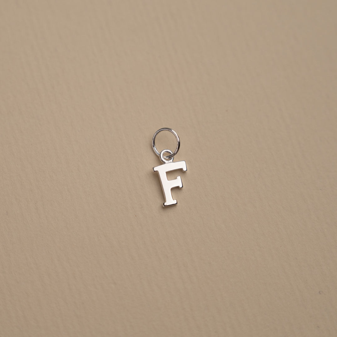 Nadia - Buchstabenanhänger in Silber