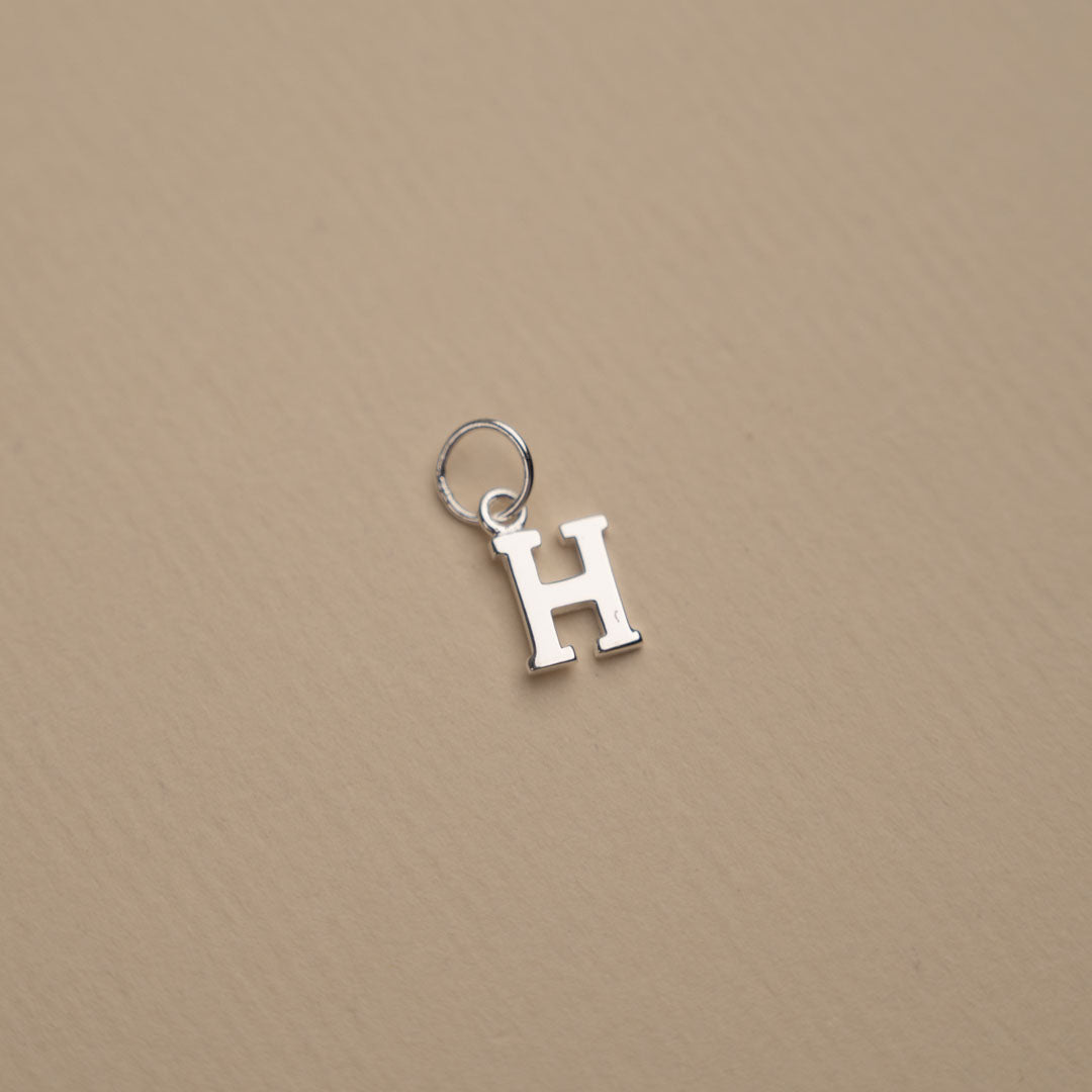 Nadia - Buchstabenanhänger in Silber