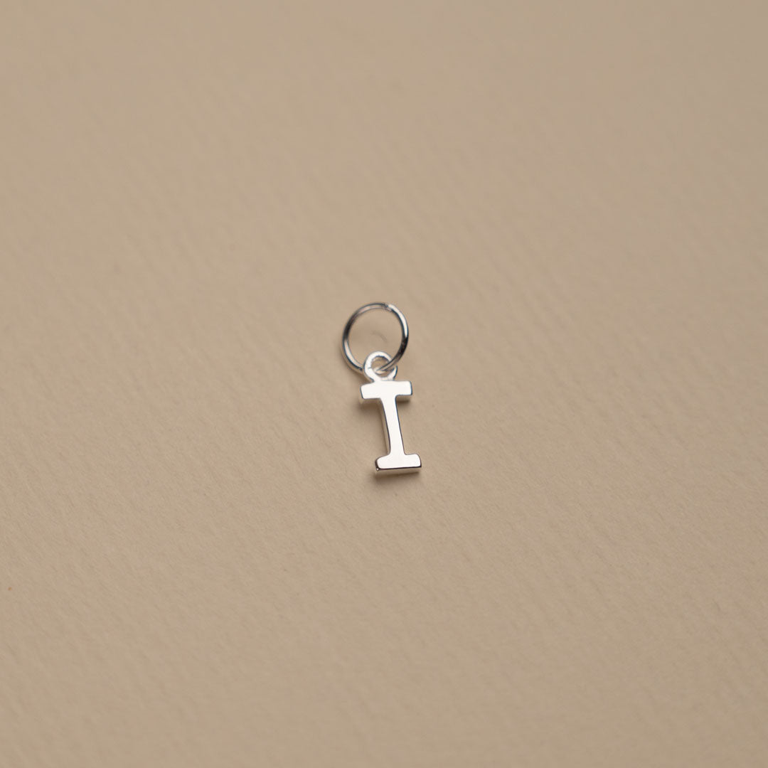 Nadia - Buchstabenanhänger in Silber