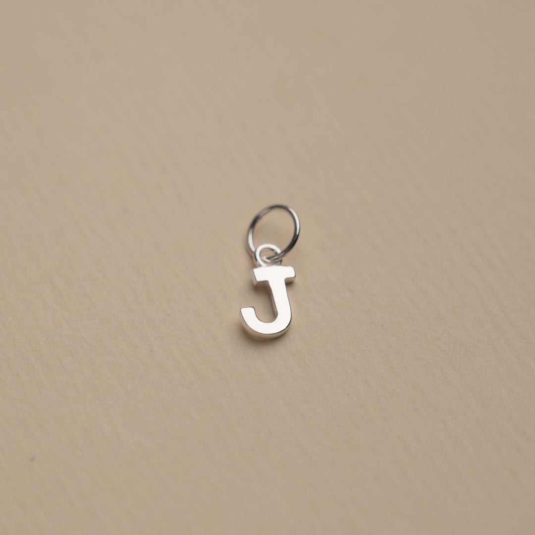 Nadia - Buchstabenanhänger in Silber