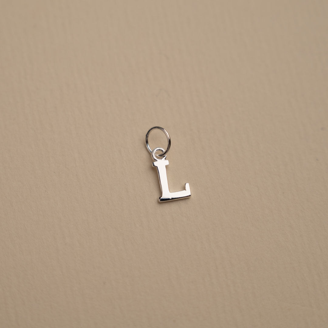 Nadia - Buchstabenanhänger in Silber