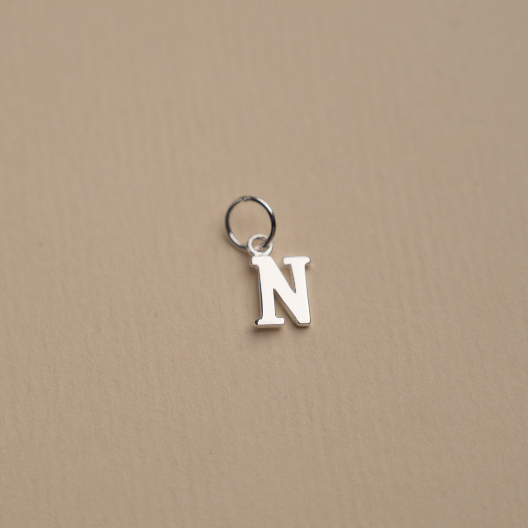Nadia - Buchstabenanhänger in Silber