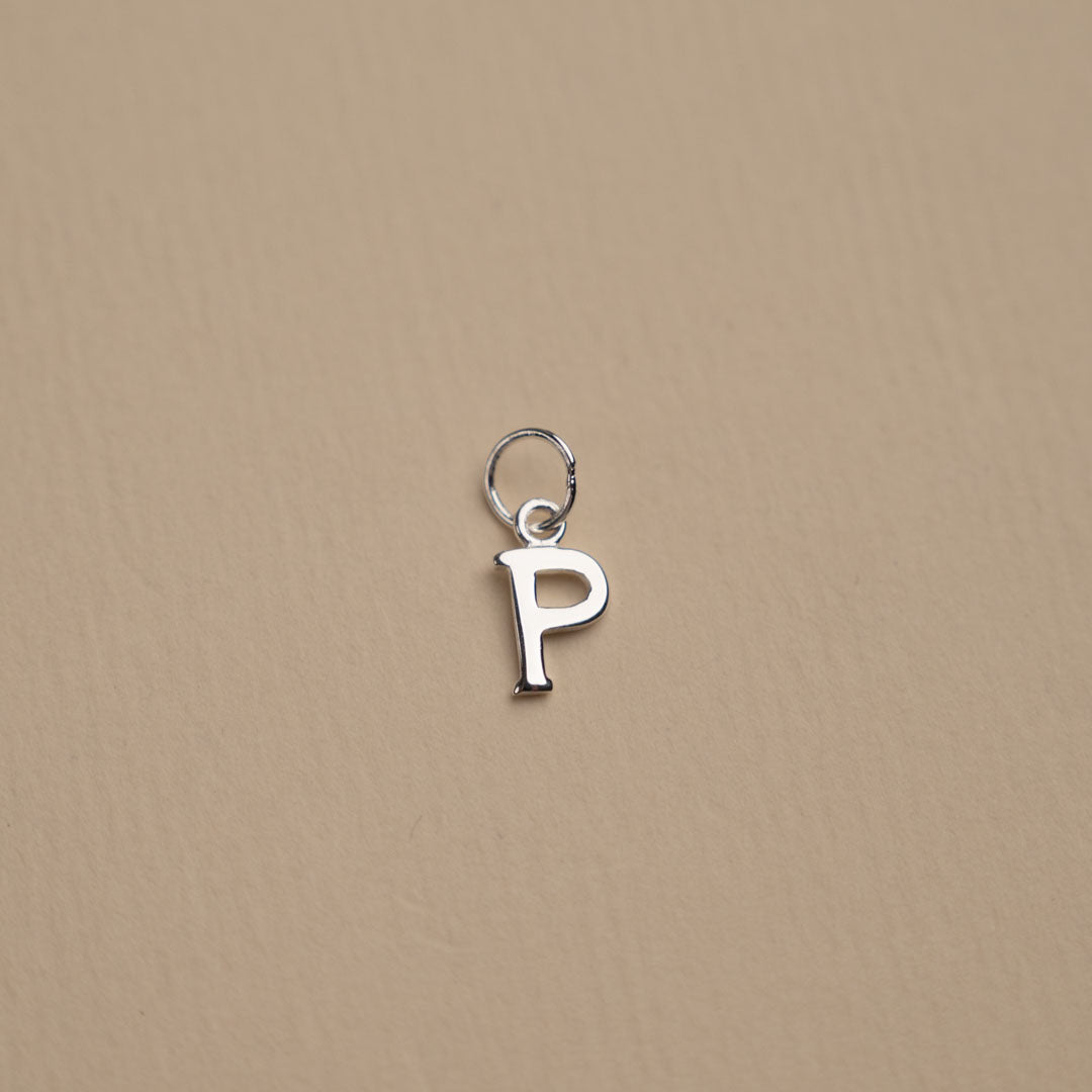 Nadia - Buchstabenanhänger in Silber