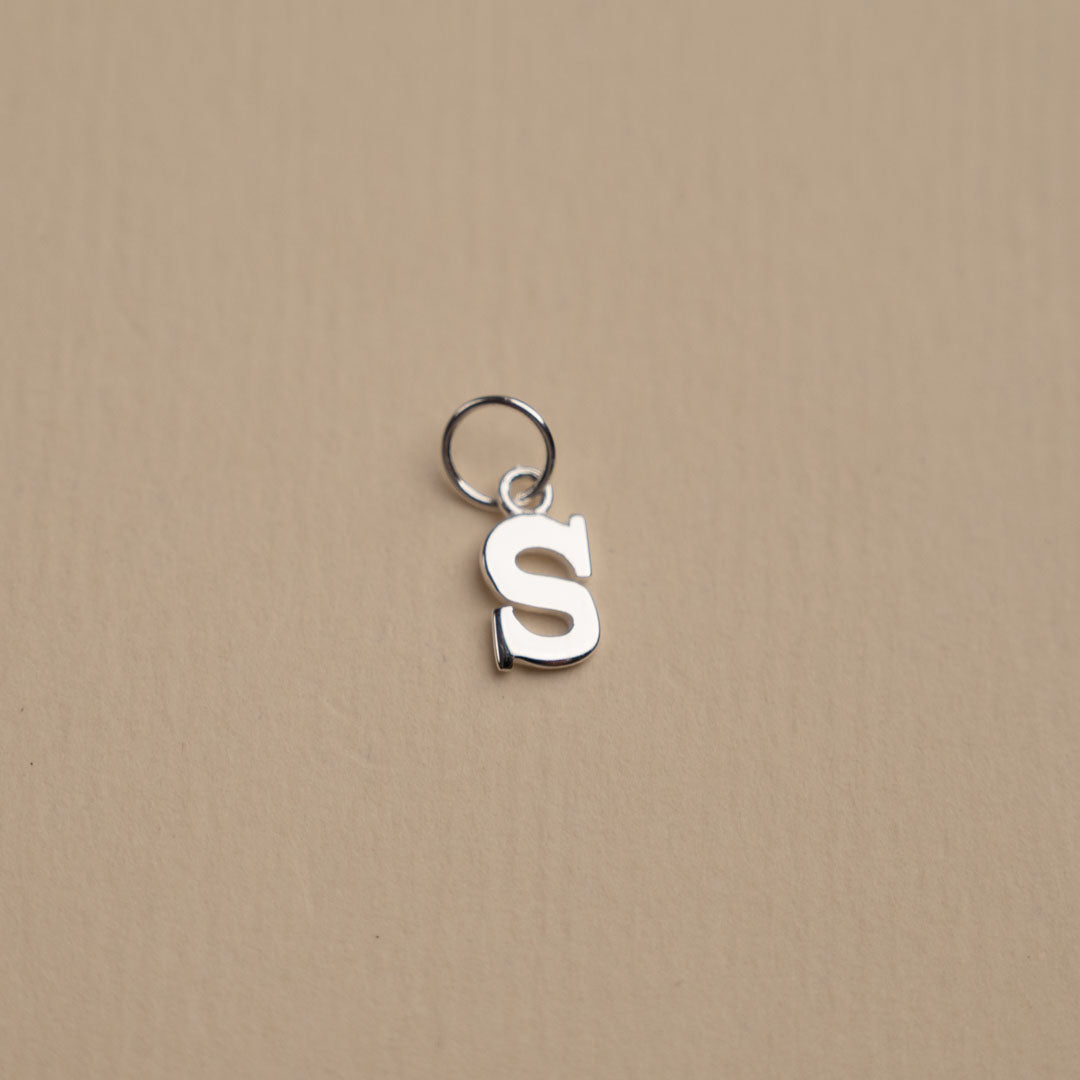 Nadia - Buchstabenanhänger in Silber