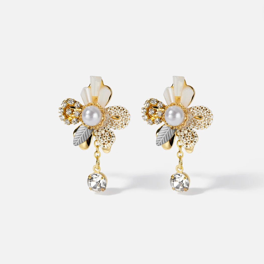 Ohrringe mit Blumen und schwingenden Details