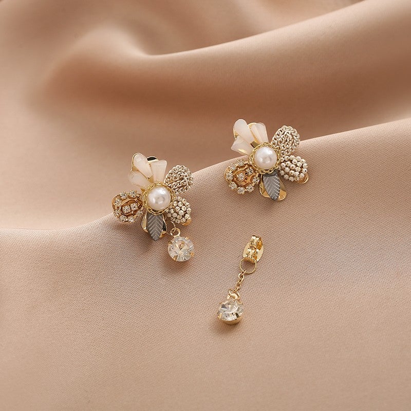 Ohrringe mit Blumen und schwingenden Details
