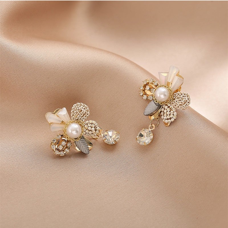 Ohrringe mit Blumen und schwingenden Details