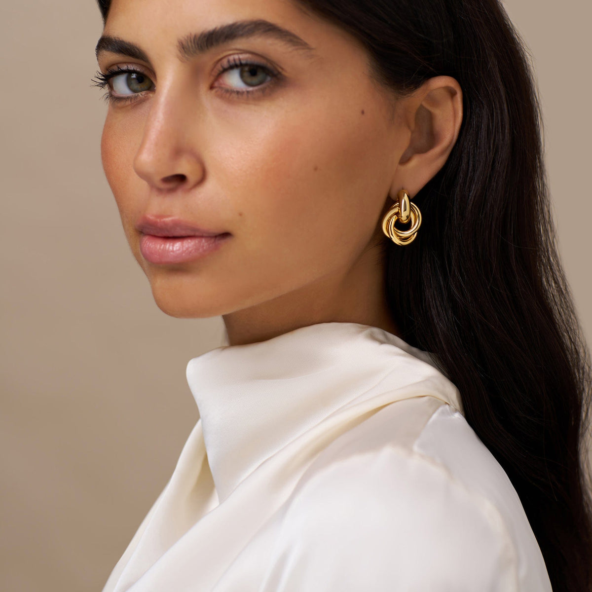 Rania – Geflochtene Designohrringe in Gold