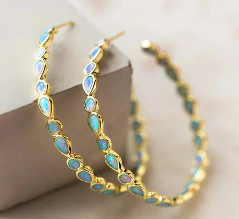 Strahlende Eleganz - Ohrringe mit blauem Opal und Gold